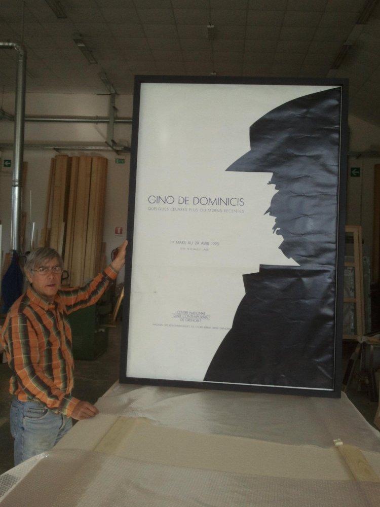 Enrico Cantagalli con un rarissimo poster di una Mostra di Gino De  Dominicis